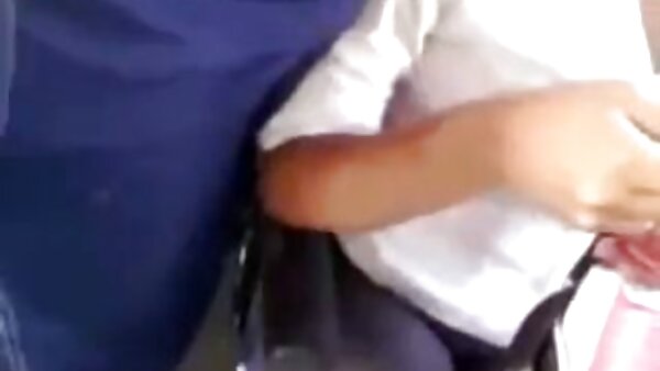 امرأة سمراء جبهة مورو يلعب سكس اجنبى مترجم عربى مع فكها إسقاط الثدي في الحمام