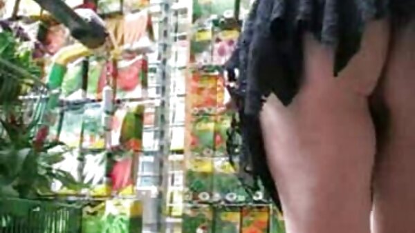 الكلبة سكس اجنبي جديد مترجم عربي القذرة في جوارب شبكية أنجلينا كرو تعطي رأسها وتأخذ خرطومًا في فتحة الشرج الممتدة